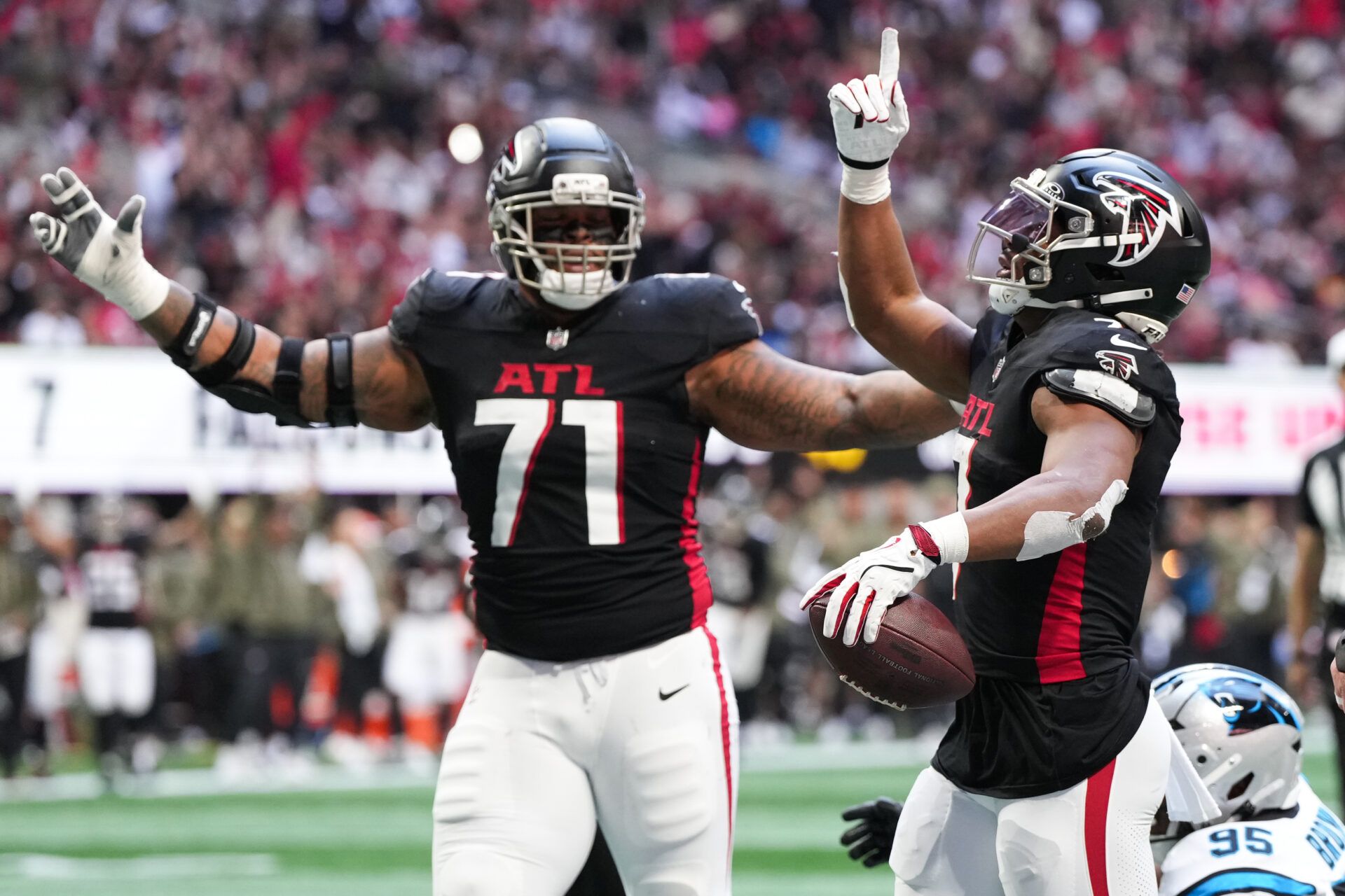 Atlanta Falcons running back Bijan Robinson (7) celebrates a play in the second quarter against the Carolina Panthers at Mercedes-Benz Stadium.