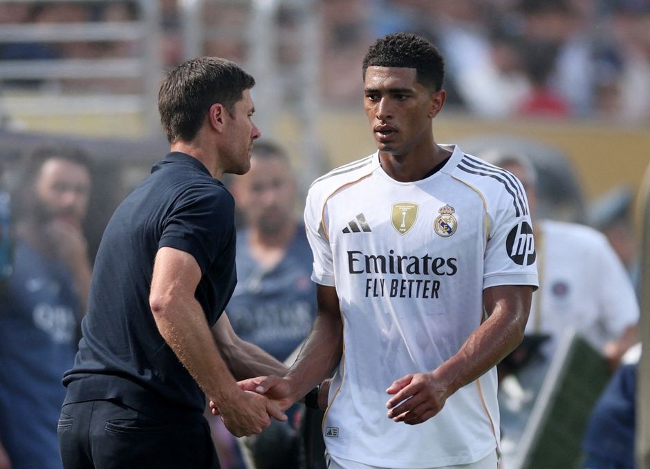 [Subscription Customers Only] Jul 9, 2025; East Rutherford, New Jersey, USA; Real Madrid CF midfielder Jude Bellingham (5) shakes hands with coach Xabi Alonso after being substituted during a semifinal match of the 2025 FIFA Club World Cup at MetLife Stadium.