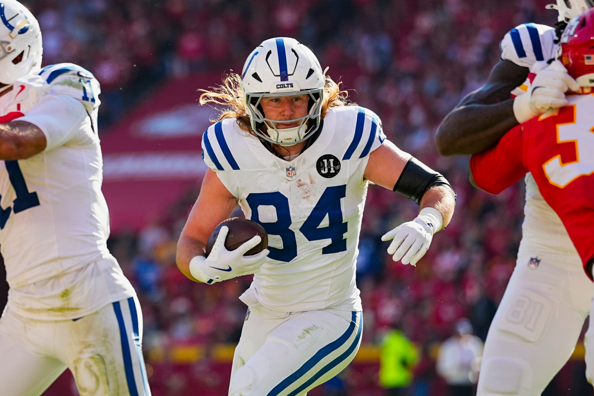 Indianapolis Colts tight end Tyler Warren (84) runs with the ball during the first half against the Kansas City Chiefs at GEHA Field at Arrowhead Stadium.