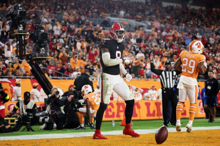 Atlanta Falcons tight end Kyle Pitts Sr. (8) reacts after catching his second touchdown pass of the game against the Tampa Bay Buccaneers during the second quarter at Raymond James Stadium.