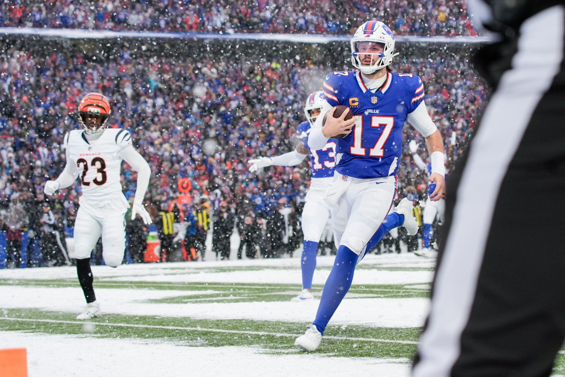 Buffalo Bills quarterback Josh Allen (17) runs the ball for a touchdown in the fourth quarter against the Cincinnati Bengals at Highmark Stadium.