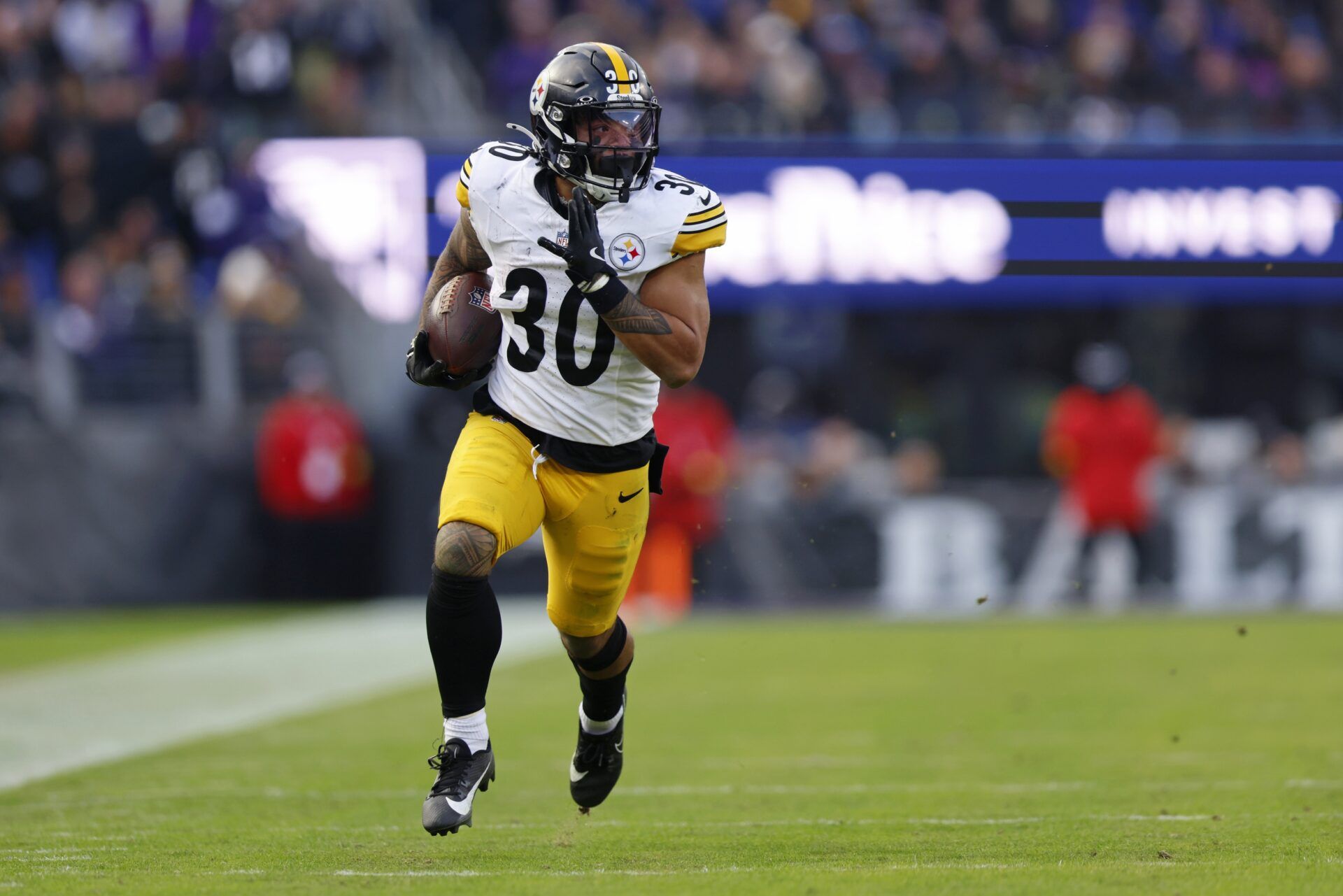 Pittsburgh Steelers running back Jaylen Warren (30) runs with the ball for a touchdown against the Baltimore Ravens during the second half at M&T Bank Stadium.