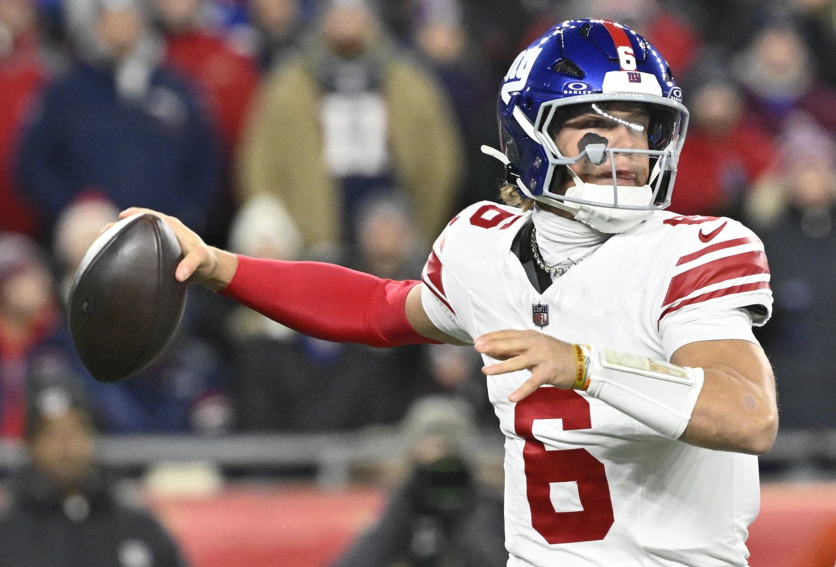 New York Giants quarterback Jaxson Dart (6) looks to throw a pass during the first quarter against the New England Patriots at Gillette Stadium.
