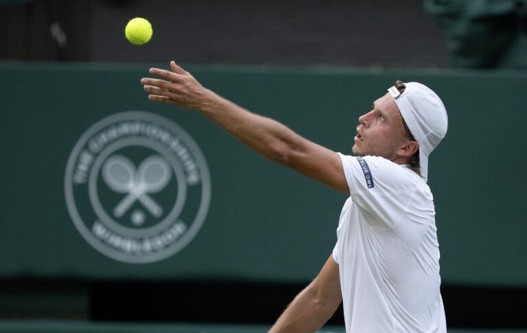 Alexandre Müller during his match against Novak Djokovic.