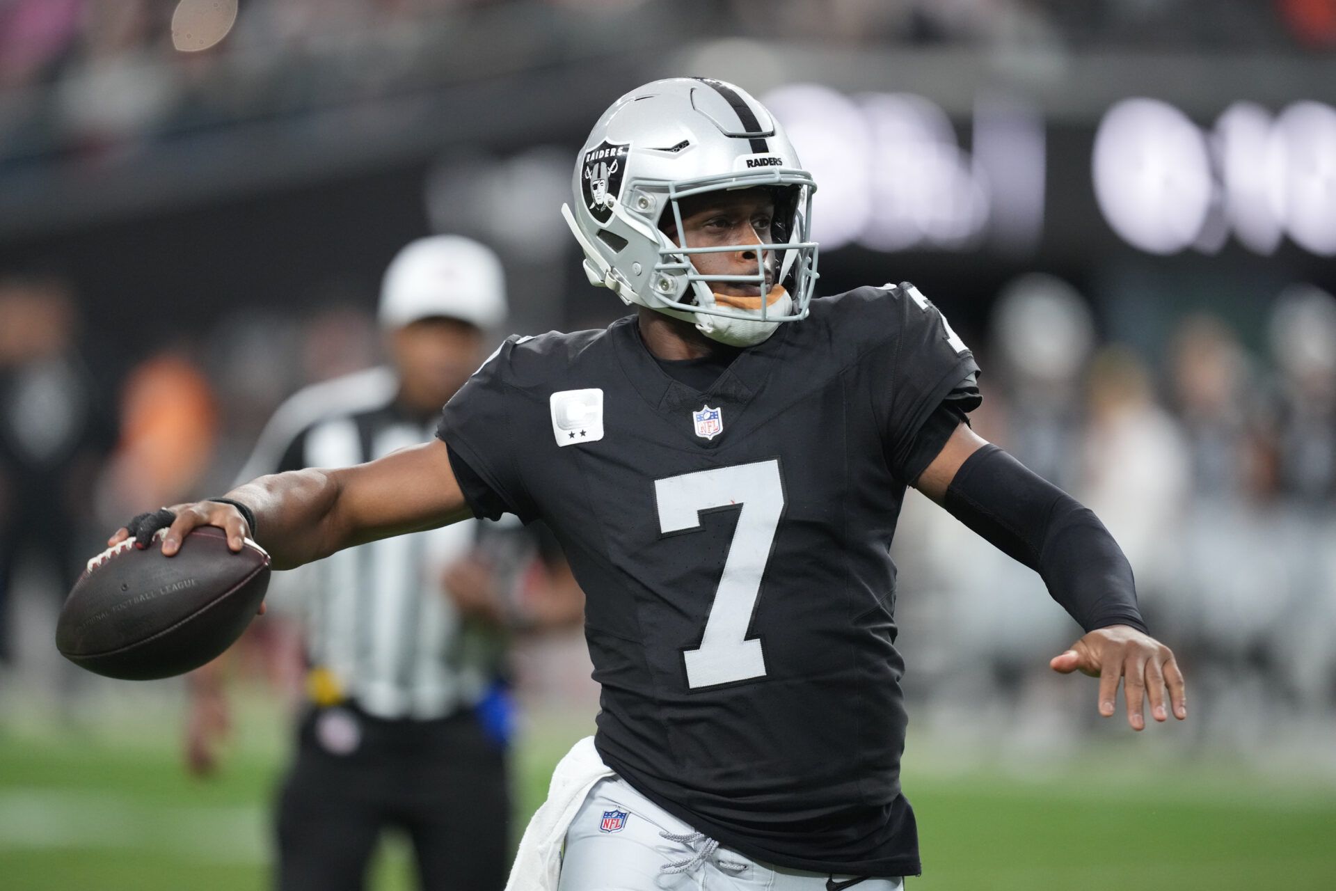Las Vegas Raiders quarterback Geno Smith (7) looks to throw downfield against the Denver Broncos during the second half at Allegiant Stadium.