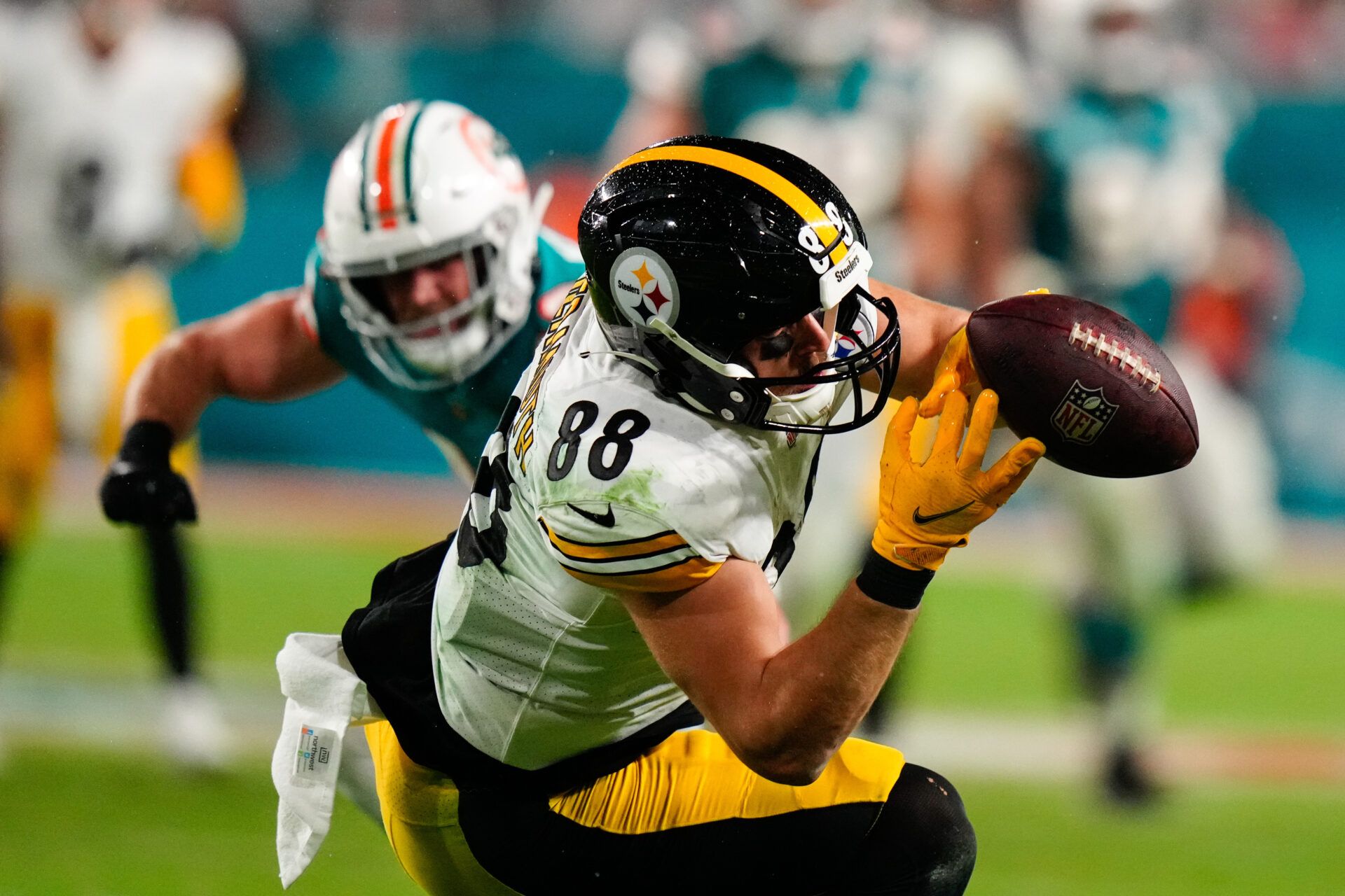 Pittsburgh Steelers tight end Pat Freiermuth (88) drops a pass against the Miami Dolphins during the second half at Hard Rock Stadium.