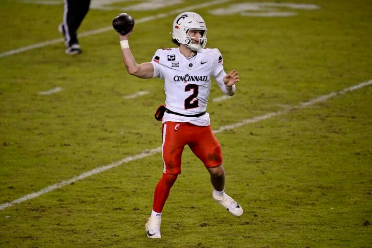 Cincinnati Bearcats quarterback Brendan Sorsby (2) throws the ball during the game between the Horned Frogs and the Bearcats at Amon G. Carter Stadium.