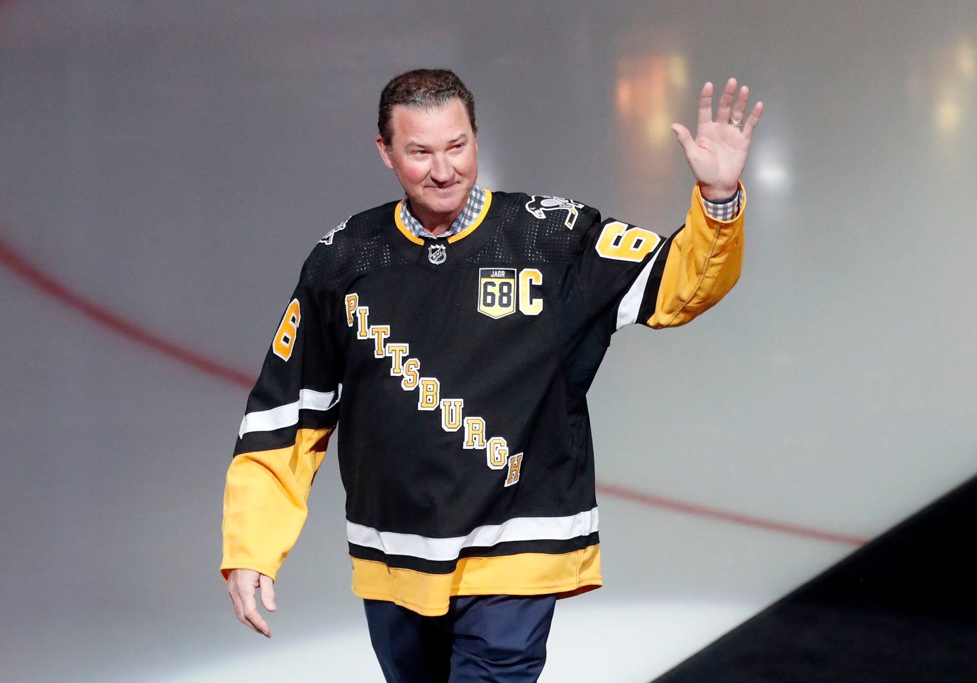 Pittsburgh Penguins former center Mario Lemieux waves to the crowd during a ceremony to retire the jersey number of Penguins former right wing Jaromir Jagr (not pictured) at PPG Paints Arena. The Penguins hosted the Los Angeles Kings after the ceremony. Los Angeles won 2-1.