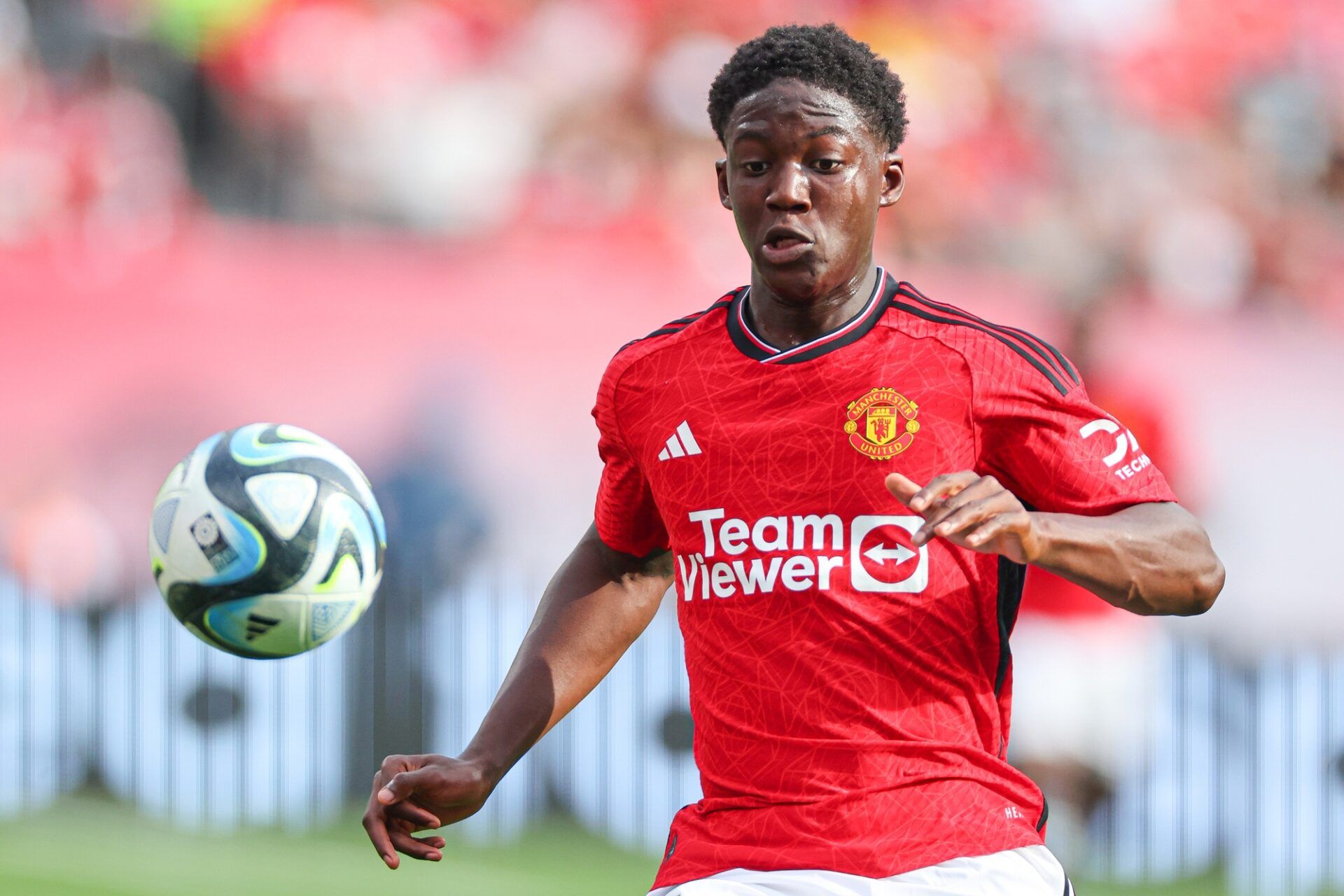 Manchester United midfielder Kobbie Mainoo (37) plays the ball against Arsenal during the first half at MetLife Stadium.
