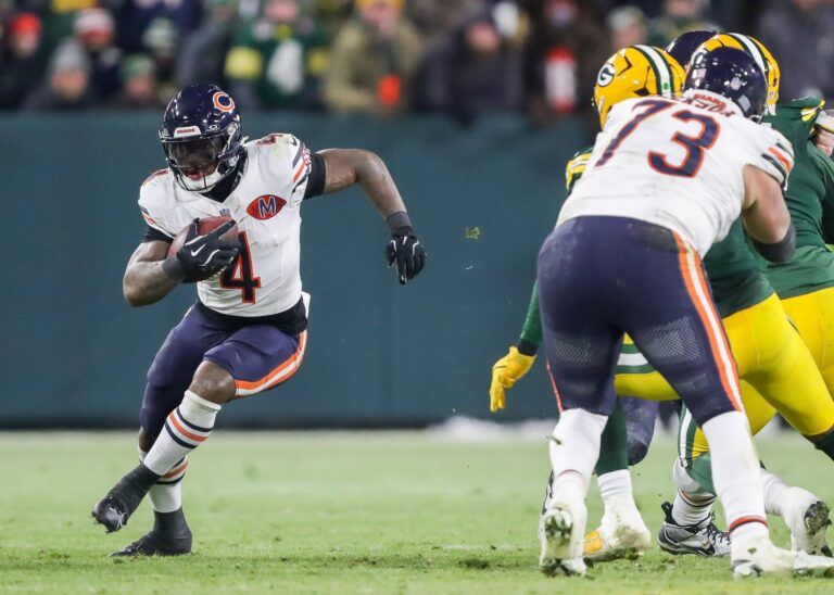 Chicago Bears running back D'Andre Swift (4) runs the ball against the Green Bay Packers in the first half at Lambeau Field.