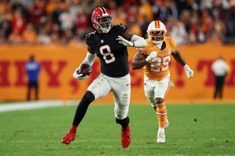Atlanta Falcons tight end Kyle Pitts Sr. (8) runs after catching a pass against Tampa Bay Buccaneers safety Christian Izien (29) during the second quarter at Raymond James Stadium.