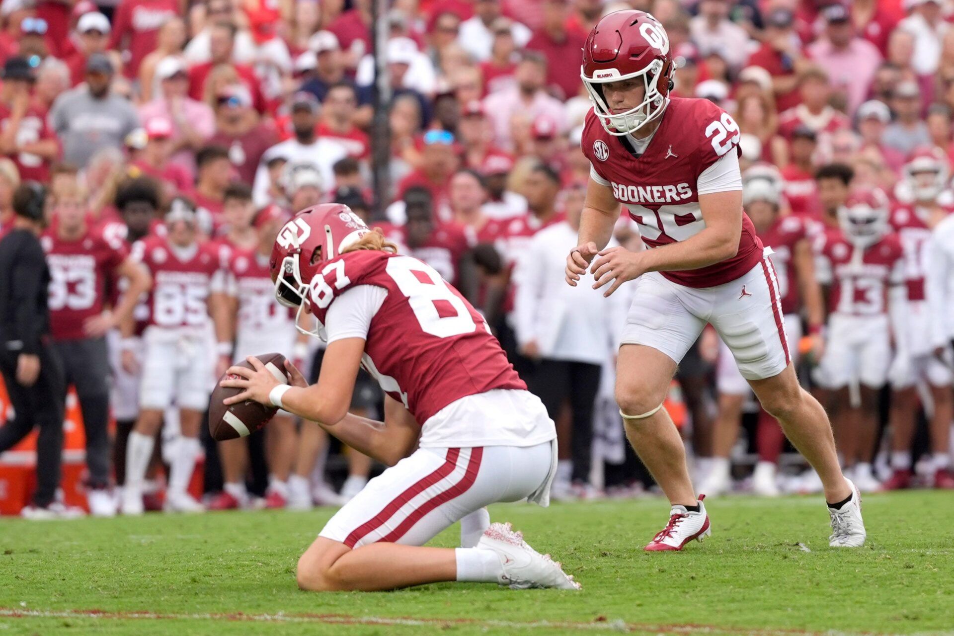 Oklahoma's Tate Sandell watches as he kicks a field goal during a college football game between the University of Oklahoma Sooners (OU) and the Auburn Tigers at Gaylord Family Ð Oklahoma Memorial Stadium in Norman, Okla., Saturday,Sept. 20, 2025. Oklahoma won 24-17.