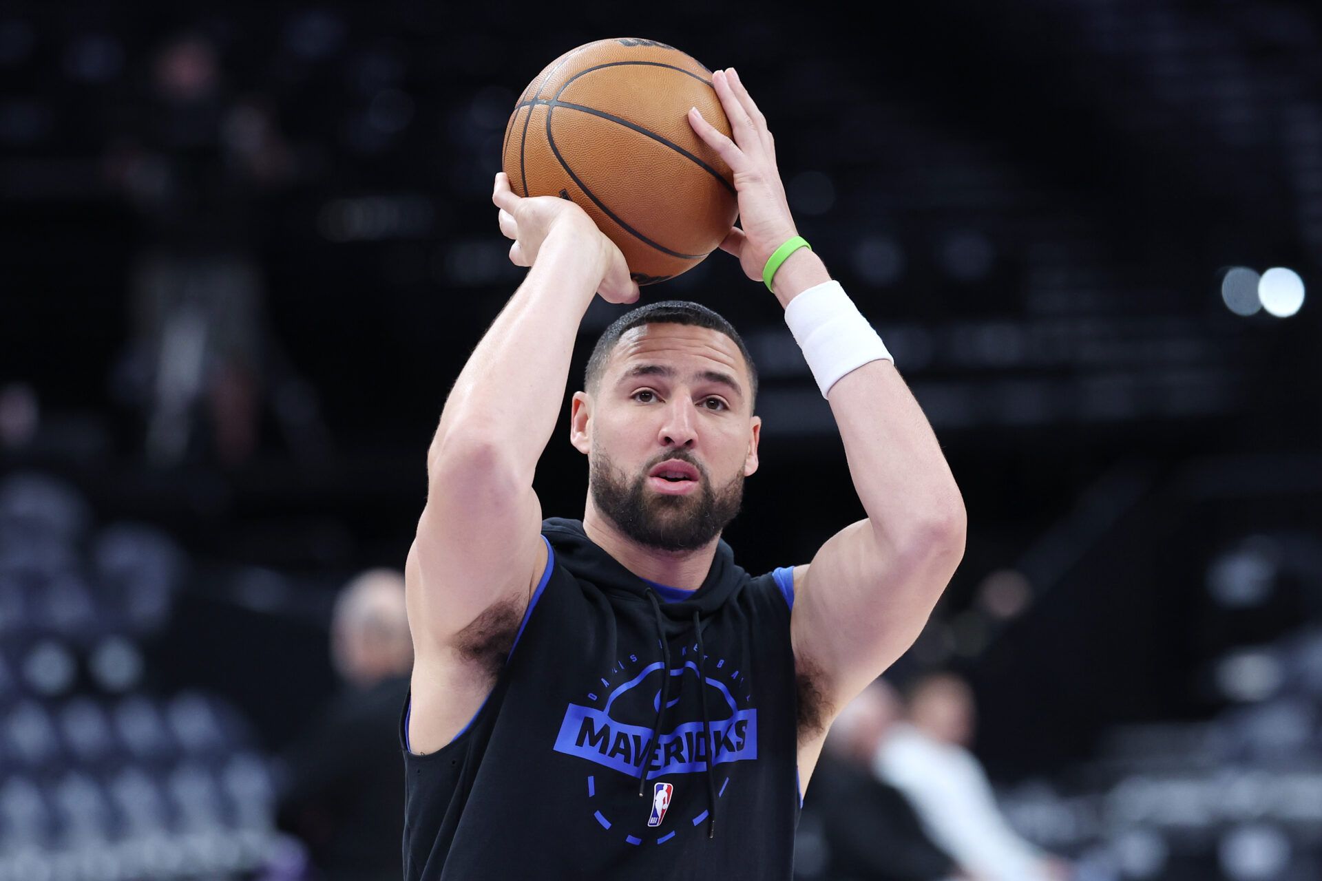 Dallas Mavericks guard Klay Thompson (31) warms up before the game against the Utah Jazz at Delta Center.