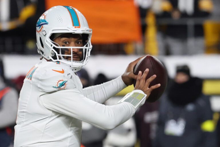 Miami Dolphins quarterback Tua Tagovailoa (1) looks to throw in the second quarter against the Pittsburgh Steelers at Acrisure Stadium.