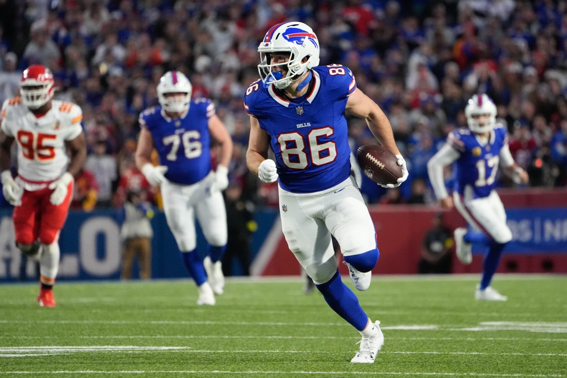 Buffalo Bills tight end Dalton Kincaid (86) runs with the ball in the second quarter against the Kansas City Chiefs at Highmark Stadium.