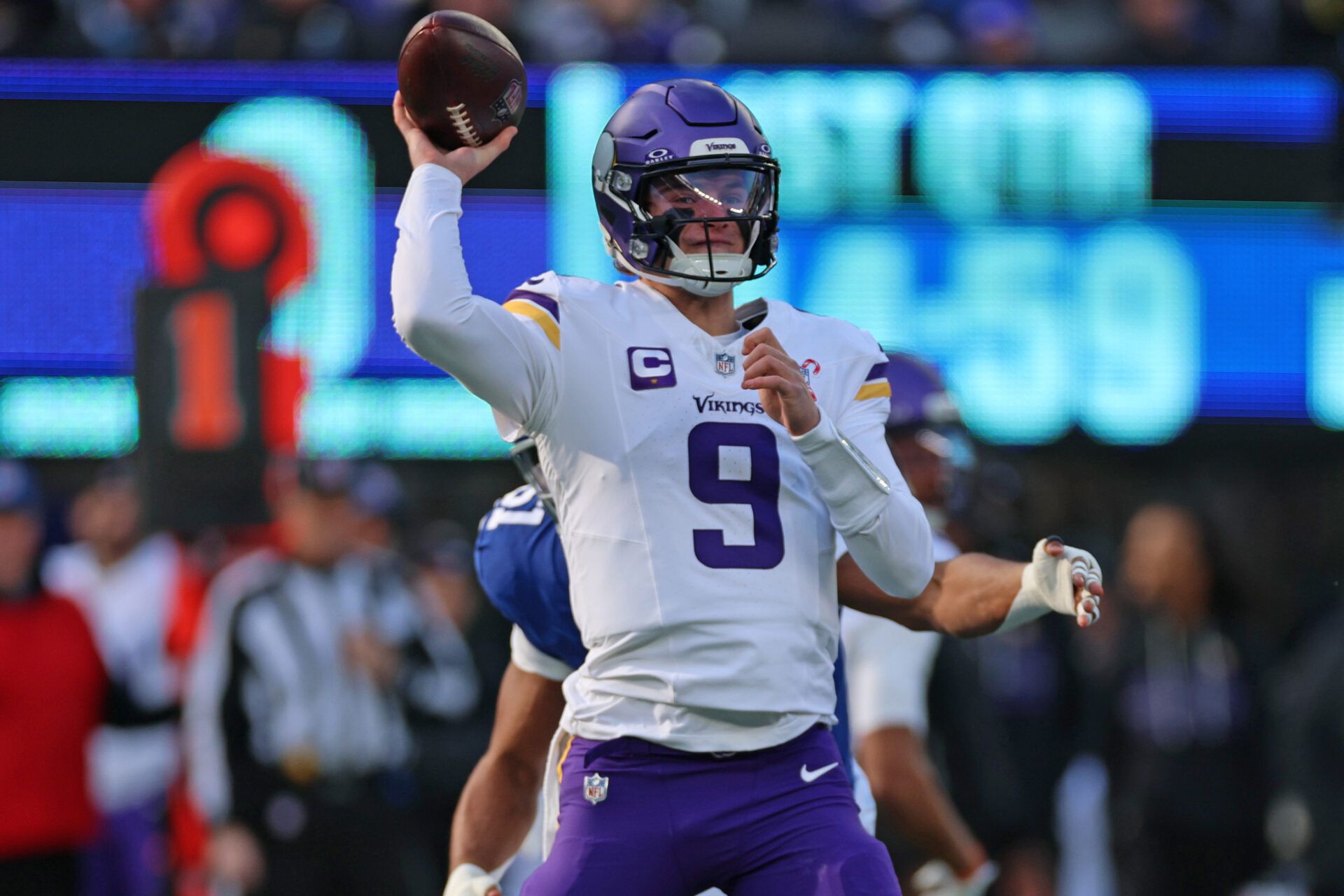 Minnesota Vikings quarterback J.J. McCarthy (9) drops back to pass against the New York Giants during the first half at MetLife Stadium.