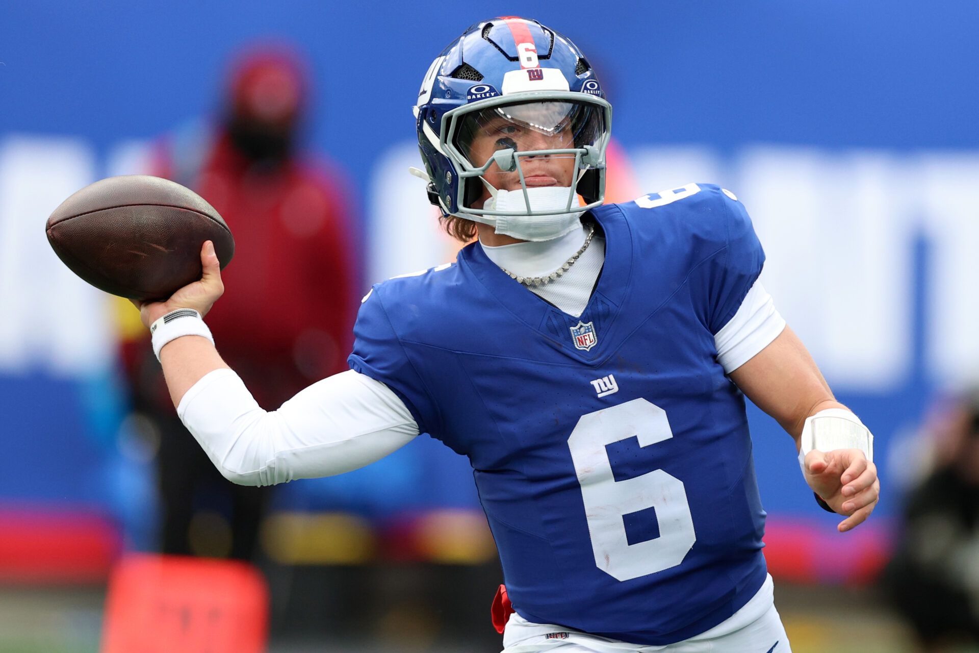New York Giants quarterback Jaxson Dart (6) makes a pass against the Minnesota Vikings during the first half at MetLife Stadium.