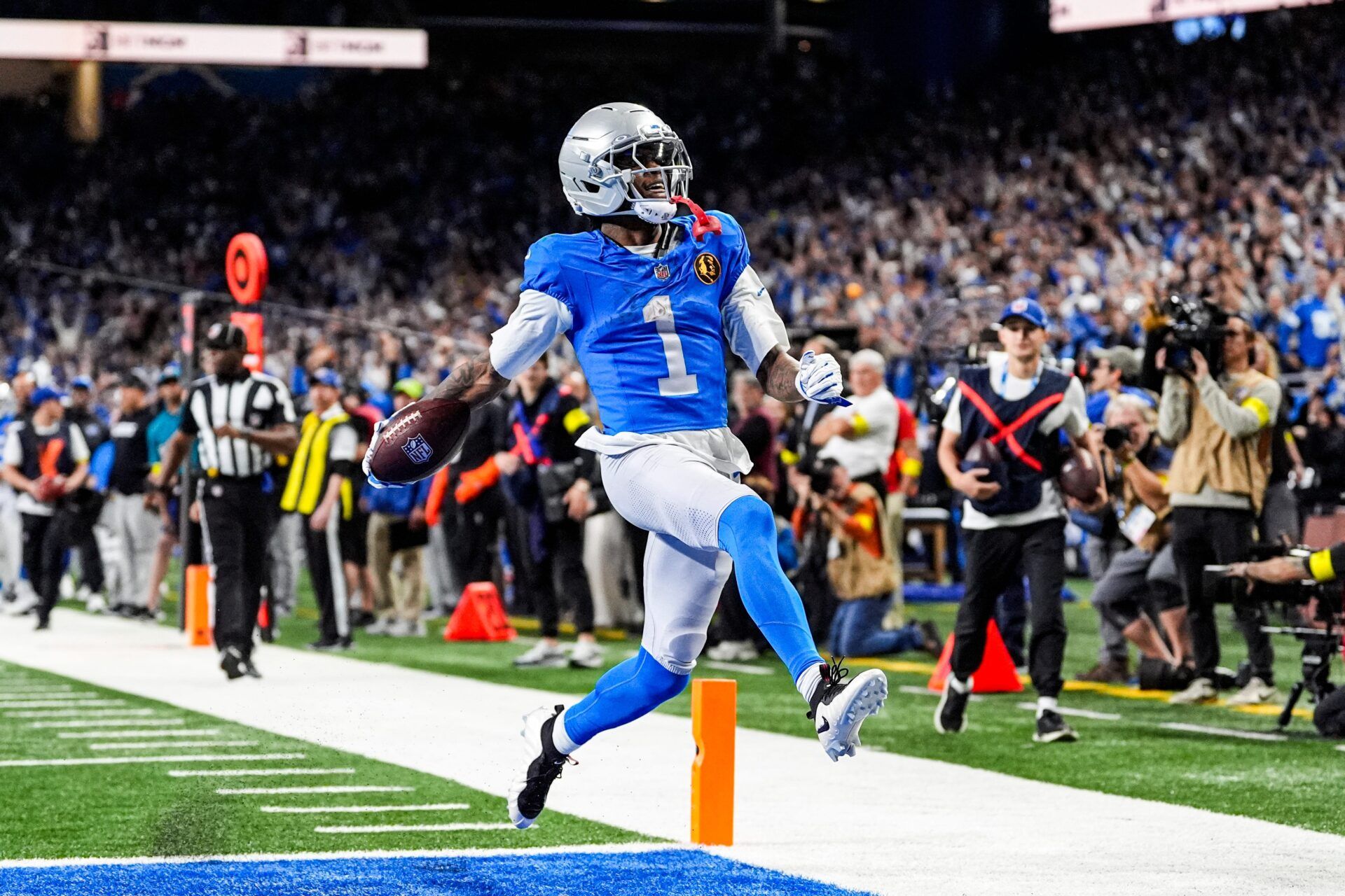 Detroit Lions wide receiver Jameson Williams (1) runs for a touchdown against Green Bay Packers during the first half at Ford Field in Detroit on Thursday, Nov. 27, 2025.