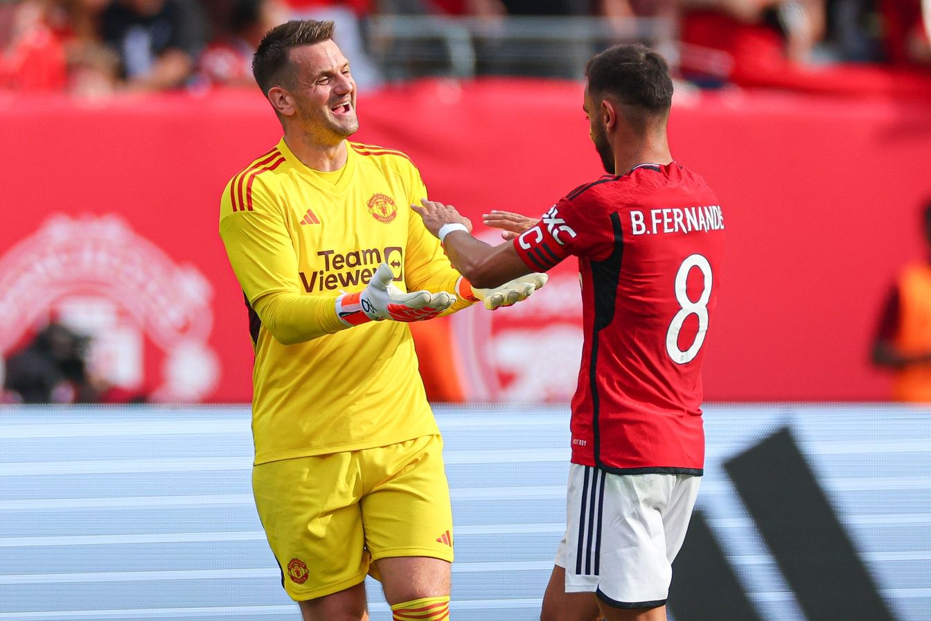 Manchester United midfielder Bruno Fernandes (8) celebrates his goal with goalkeeper Thomas Heaton (22) during the first half at MetLife Stadium.