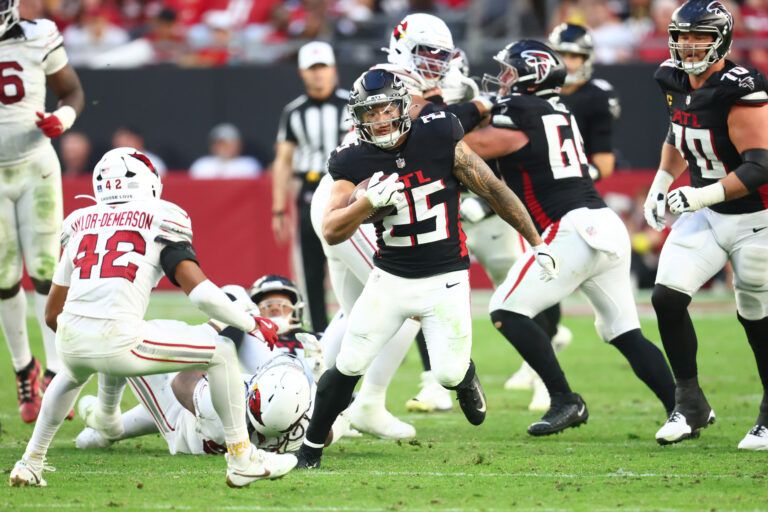 Atlanta Falcons running back Tyler Allgeier (25) carries the ball against the Arizona Cardinals during the second half at State Farm Stadium.