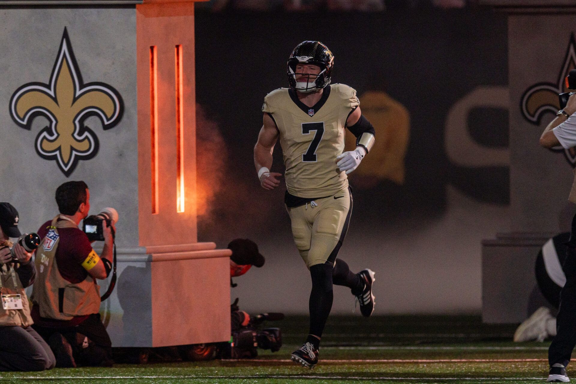 New Orleans Saints tight end Taysom Hill (7) during the run outs before the game against the New York Jets at Caesars Superdome.