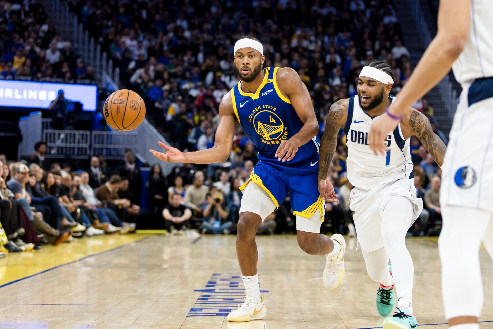 Golden State Warriors guard Moses Moody (4) passes as Dallas Mavericks guard Jaden Hardy (1) defends during the fourth quarter at Chase Center.