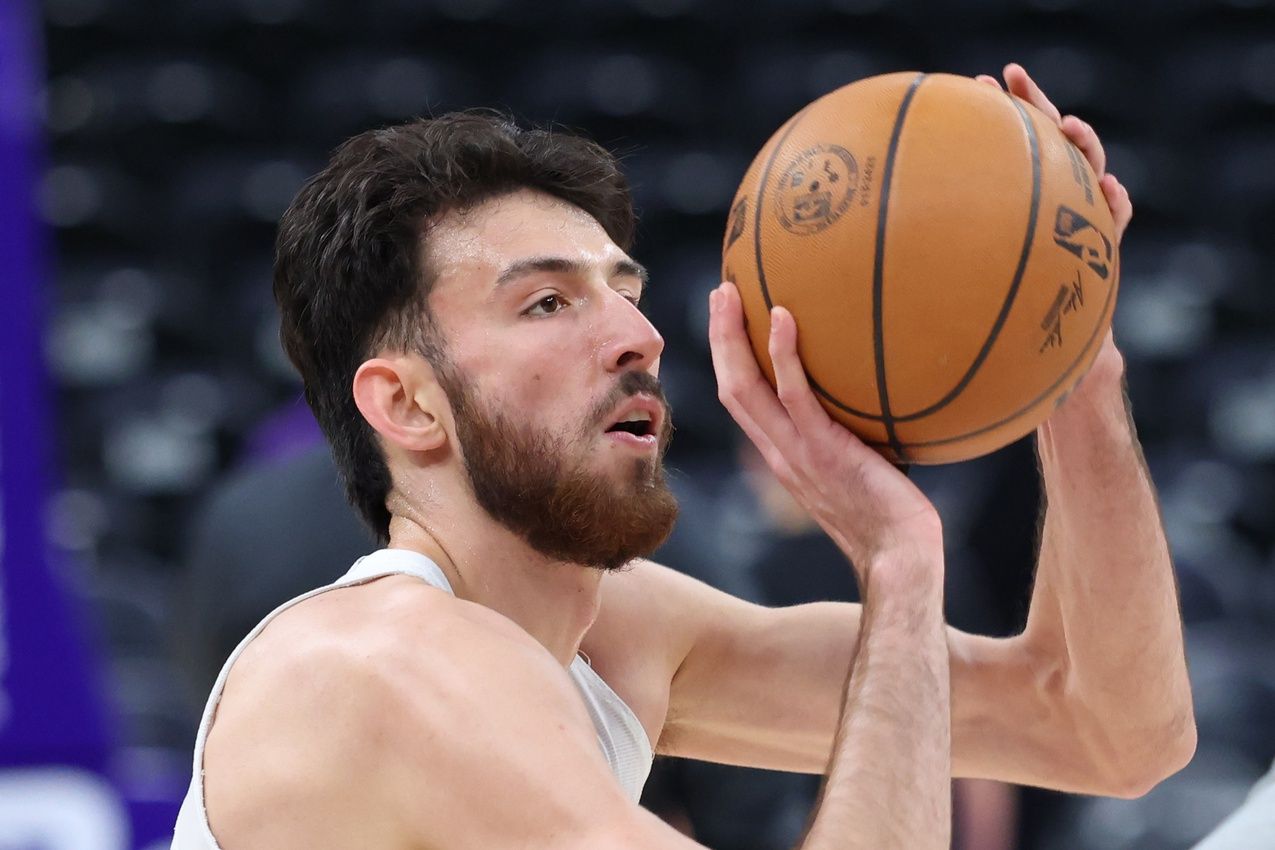 Oklahoma City Thunder center Chet Holmgren (7) warms up before the game against the Utah Jazz at Delta Center.