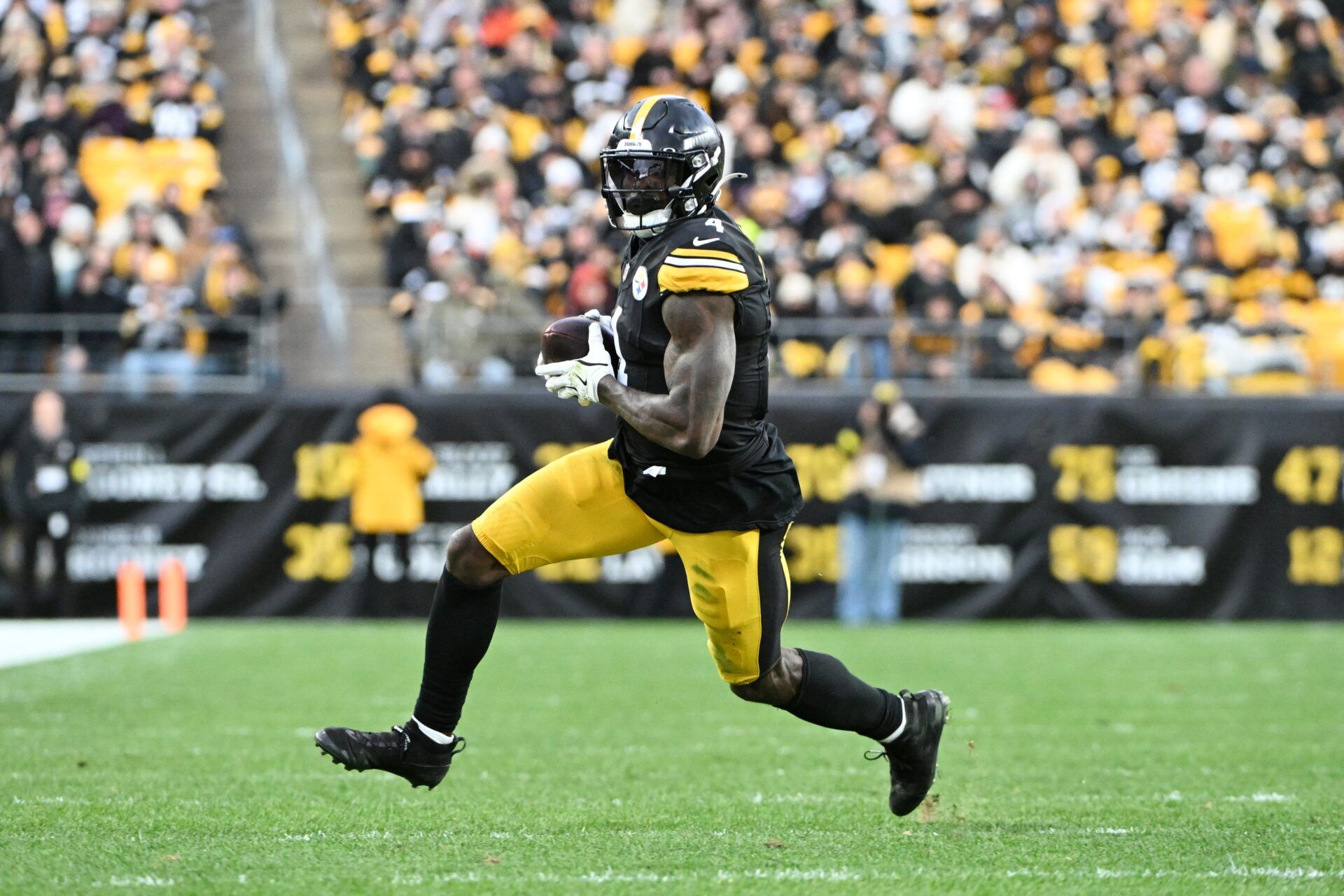 Pittsburgh Steelers wide receiver DK Metcalf (4) runs with the ball after a catch against the Cincinnati Bengals during the second half at Acrisure Stadium.