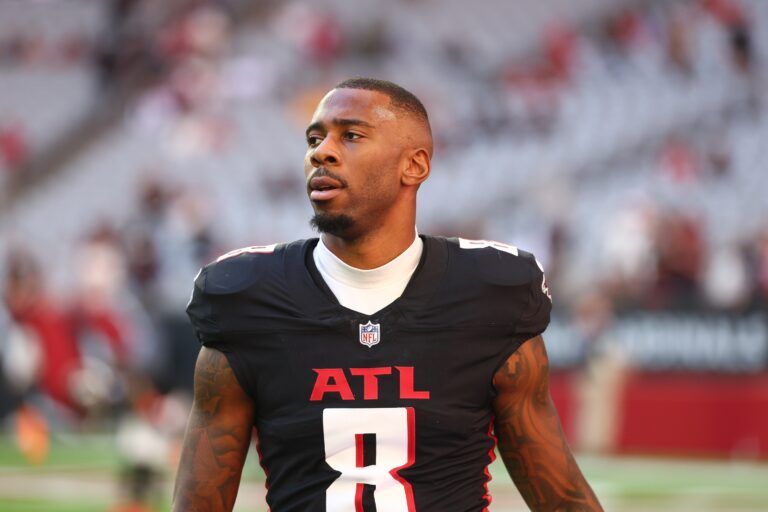 Atlanta Falcons tight end Kyle Pitts Sr. (8) on the field during warm ups prior to a game against the Arizona Cardinals at State Farm Stadium.