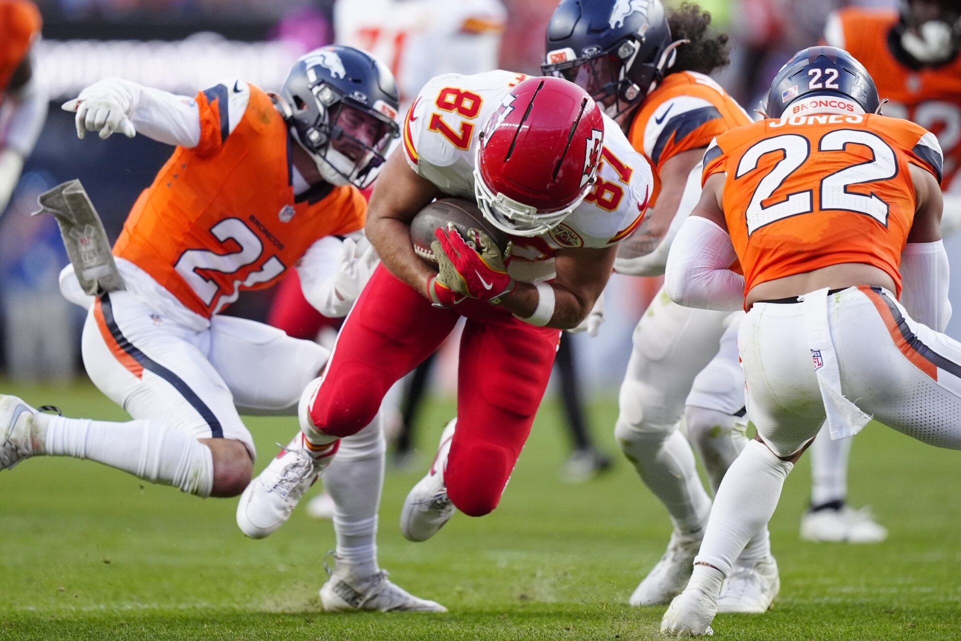 Kansas City Chiefs tight end Travis Kelce (87) catches the ball in the third quarter against the Denver Broncos at Empower Field at Mile High.