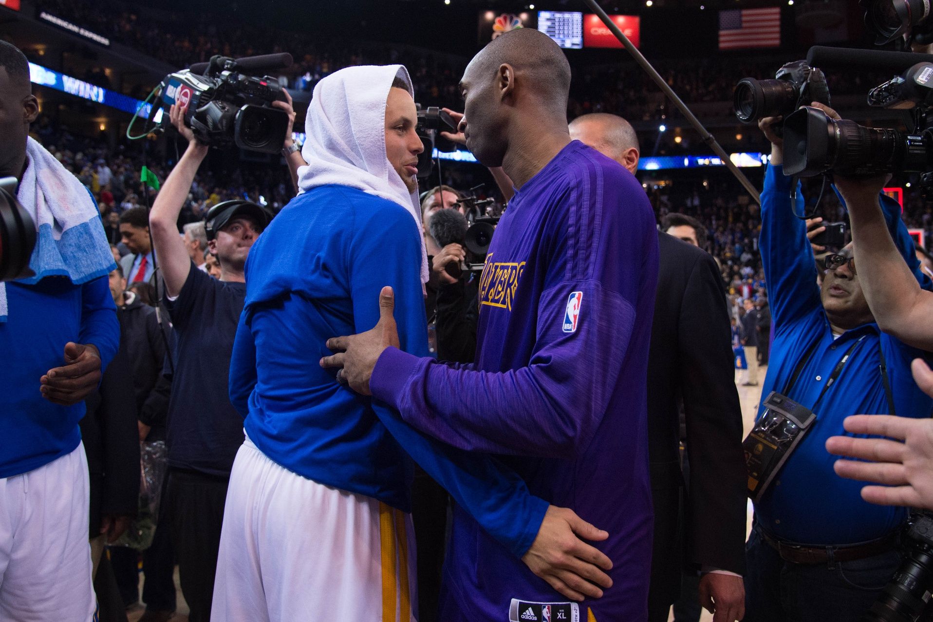 Golden State Warriors guard Stephen Curry (30, left) shakes hands with Los Angeles Lakers forward Kobe Bryant (24, right) after the game at Oracle Arena. The Warriors defeated the Lakers 116-98.