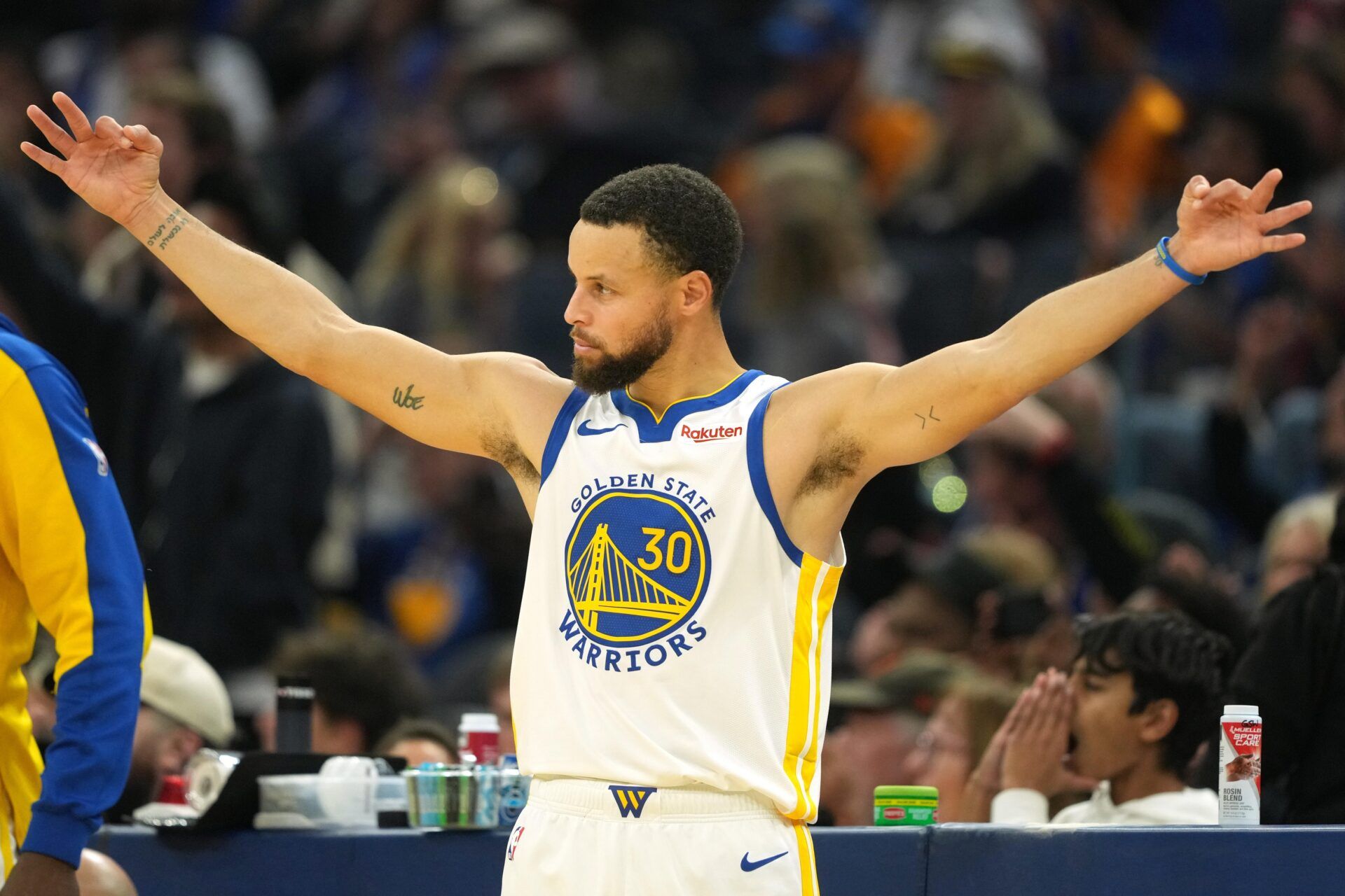 Golden State Warriors guard Stephen Curry (30) gestures after a three-point basket by guard Brandin Podziemski (not shown) during the second quarter against the Dallas Mavericks at Chase Center.