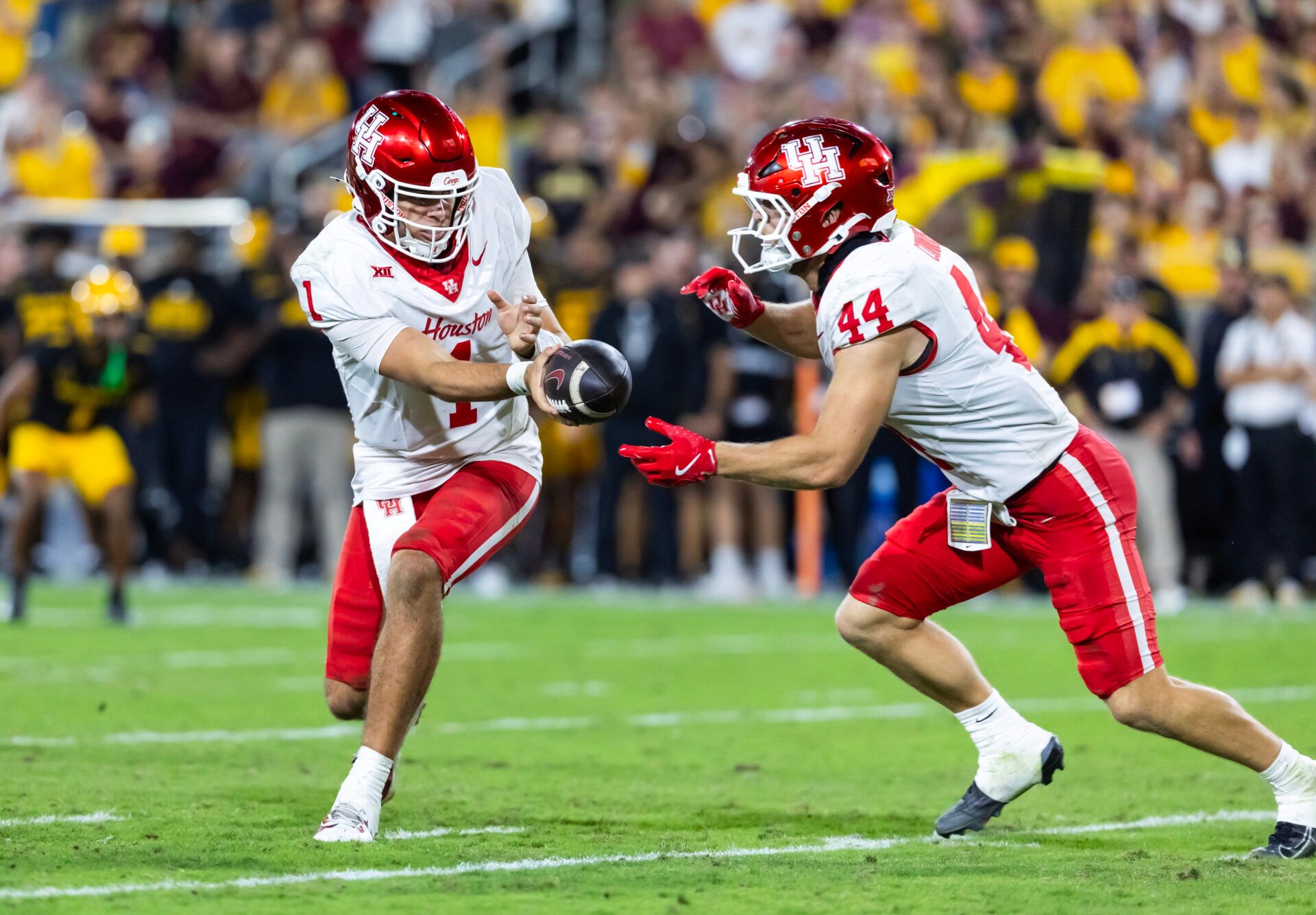 Houston Cougars quarterback Conner Weigman (1) hands off the ball to running back Dean Connors (44) against the Arizona State Sun Devils at Mountain America Stadium.