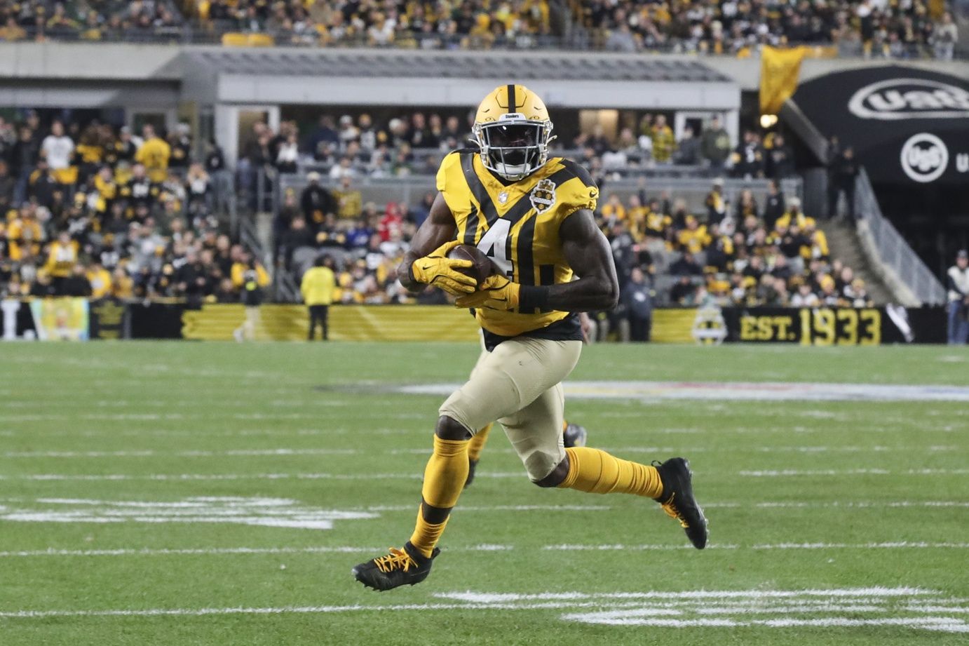 Pittsburgh Steelers wide receiver DK Metcalf (4) catches a pass for 10 yards against the Green Bay Packers during the second quarter at Acrisure Stadium.