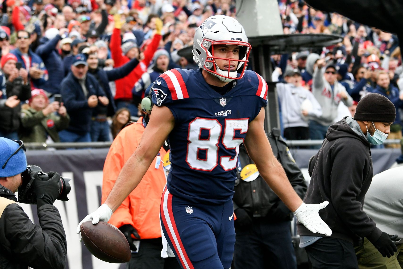 New England Patriots tight end Hunter Henry (85) reacts after scoring a touchdown against the Cleveland Browns during the first half at Gillette Stadium.