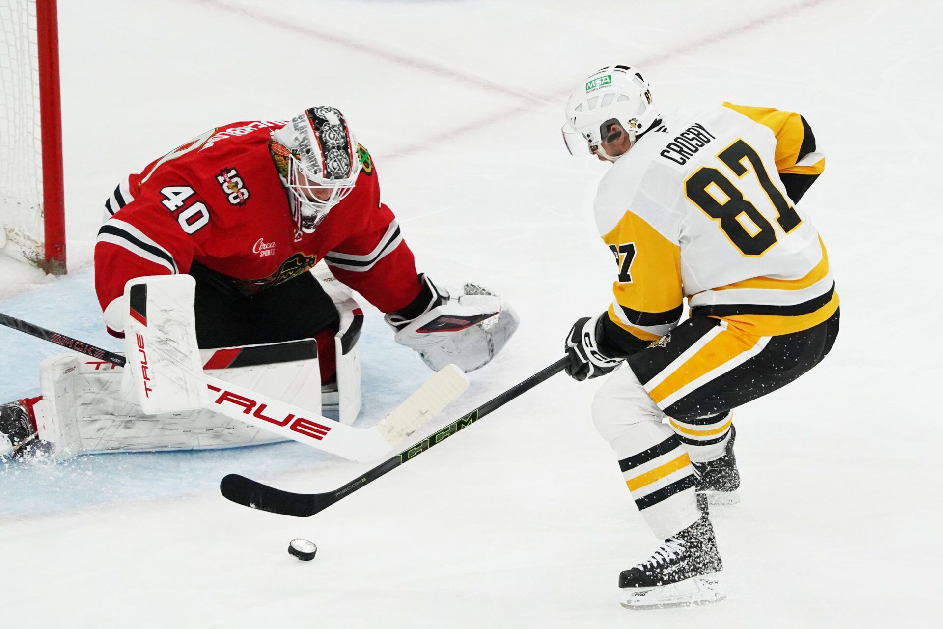 Pittsburgh Penguins center Sidney Crosby (87) skates in on Chicago Blackhawks goaltender Arvid Soderblom (40) during the second period at United Center.
