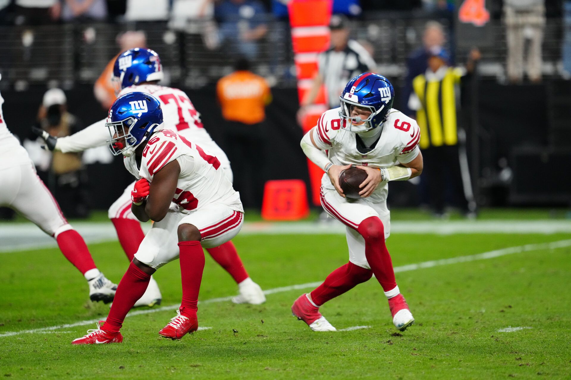 New York Giants quarterback Jaxson Dart (6) fakes a hand off to running back Devin Singletary (26) in the second half at Allegiant Stadium.