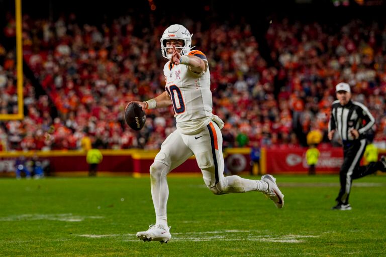 Denver Broncos quarterback Bo Nix (10) throws a toucdown pass during the fourth quarter at GEHA Field at Arrowhead Stadium.
