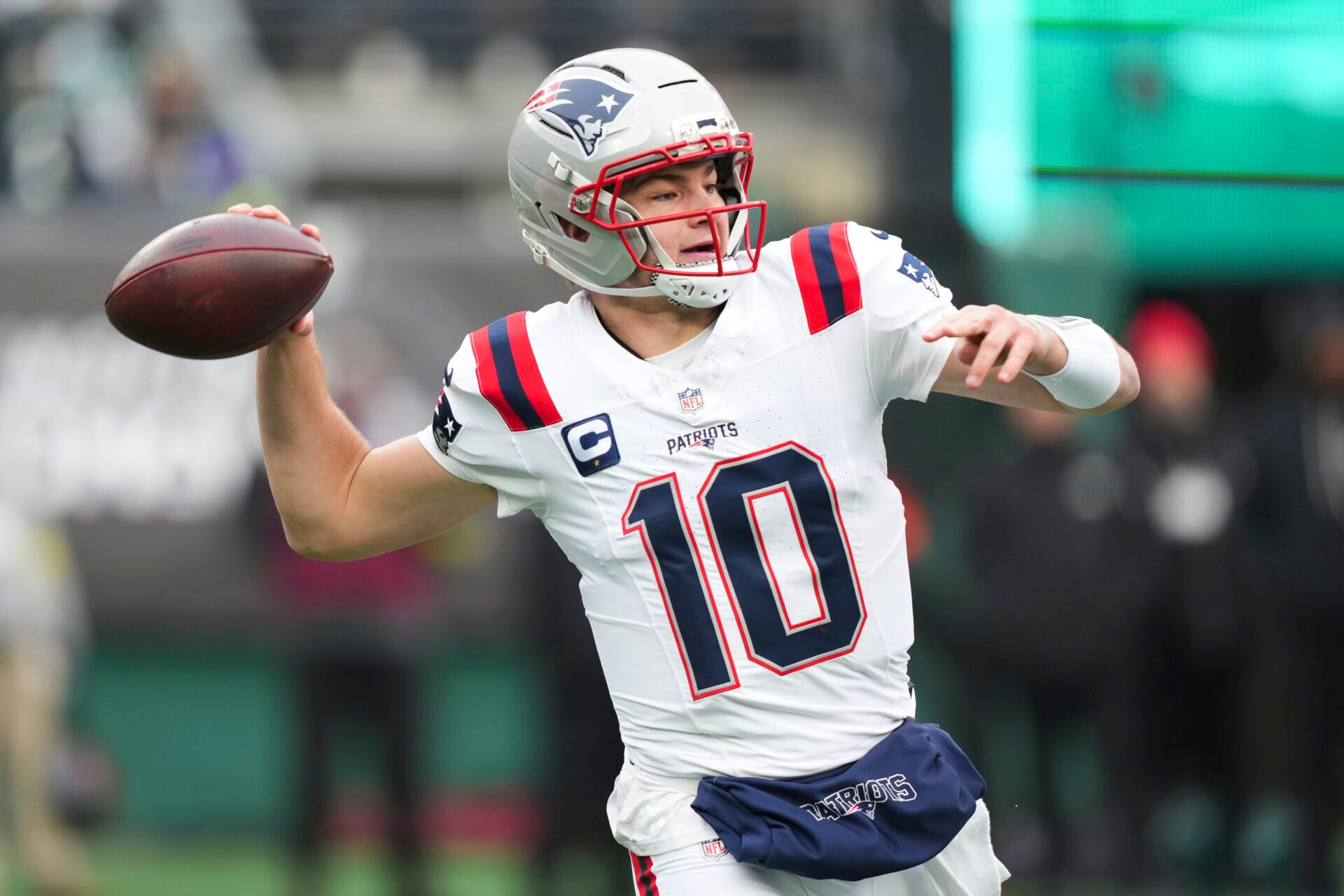 New England Patriots quarterback Drake Maye (10) passes against the New York Jets during the first quarter of the game at MetLife Stadium.