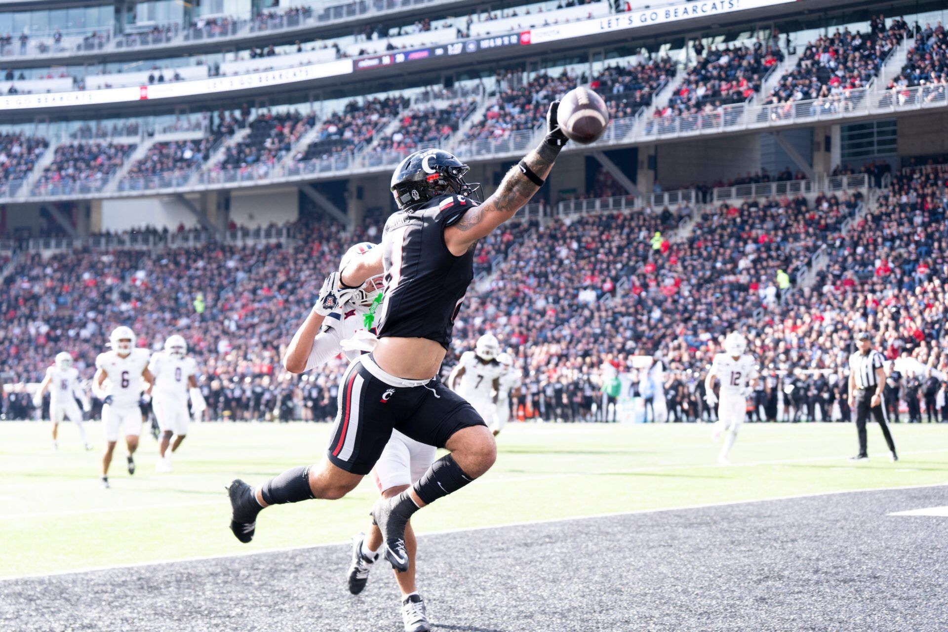 Cincinnati Bearcats tight end Joe Royer (11) leaps for a pass that floats over his hand in the third quarter of the NCAA football game between the Cincinnati Bearcats and Arizona Wildcats at Nippert Stadium in Cincinnati on Nov. 15, 2025.