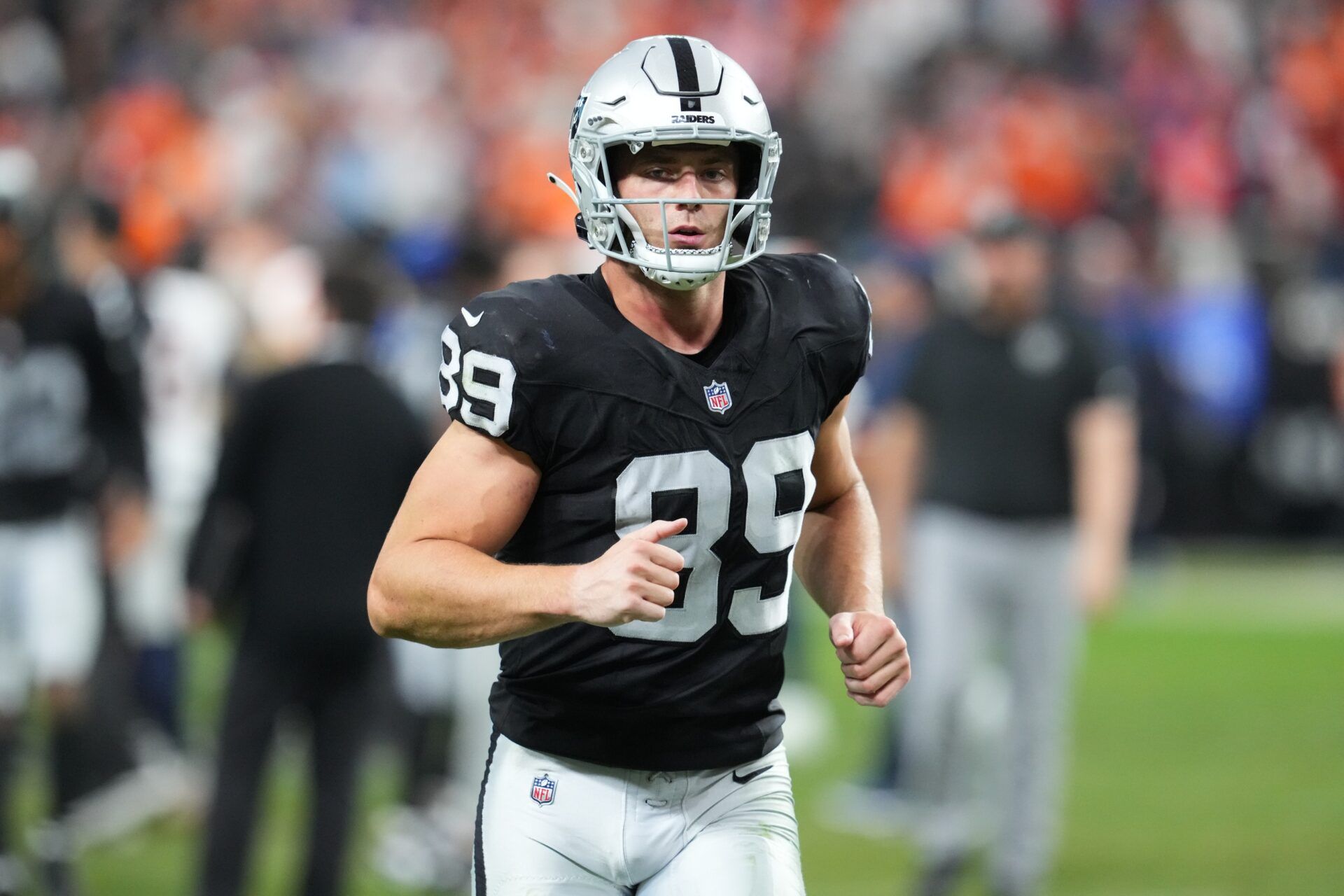 Las Vegas Raiders tight end Brock Bowers (89) leaves the field following a game against the Denver Broncos at Allegiant Stadium.