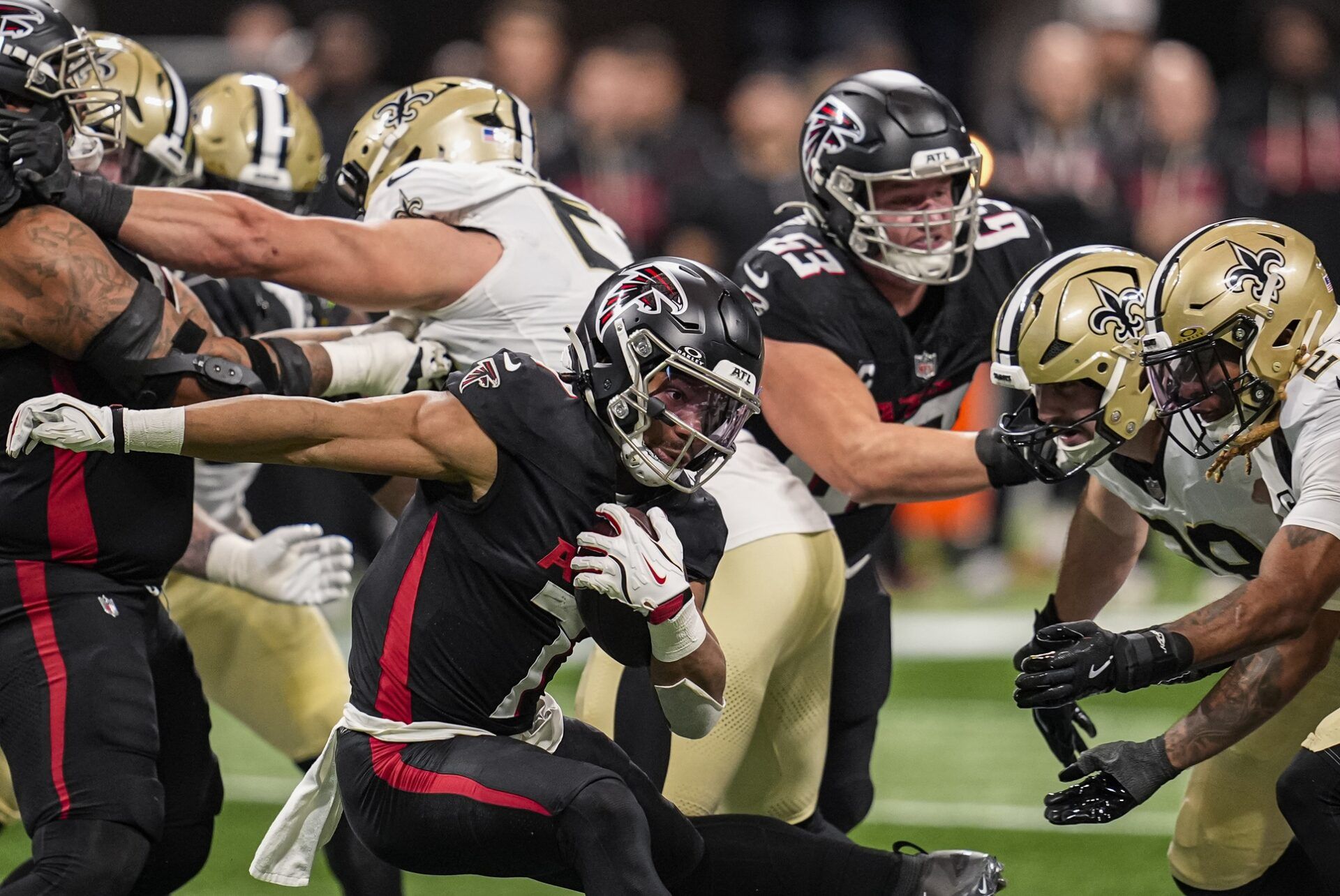 Atlanta Falcons running back Bijan Robinson (7) runs against the New Orleans Saints during the first half at Mercedes-Benz Stadium.