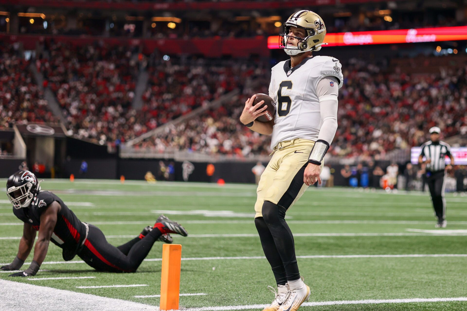 New Orleans Saints quarterback Tyler Shough (6) scores a touchdown against the Atlanta Falcons in the second quarter at Mercedes-Benz Stadium.