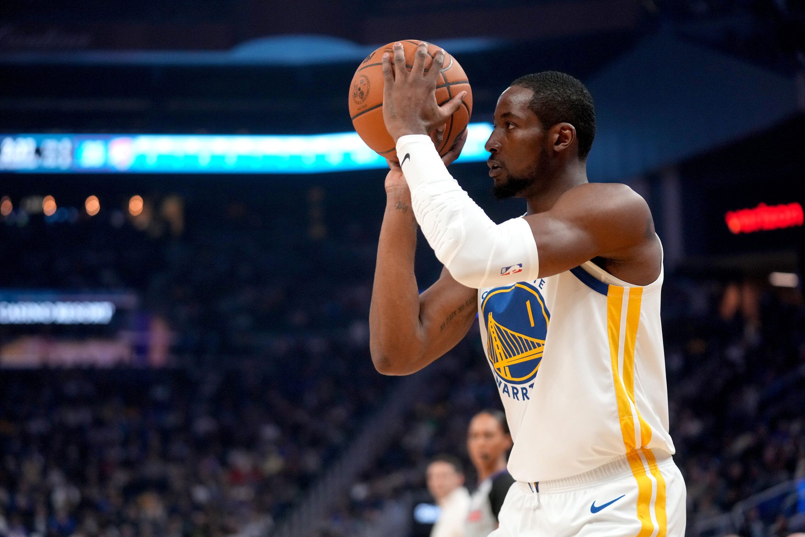 Golden State Warriors forward Jonathan Kuminga (1) shoots the ball against the Oklahoma City Thunder in the first quarter at the Chase Center.