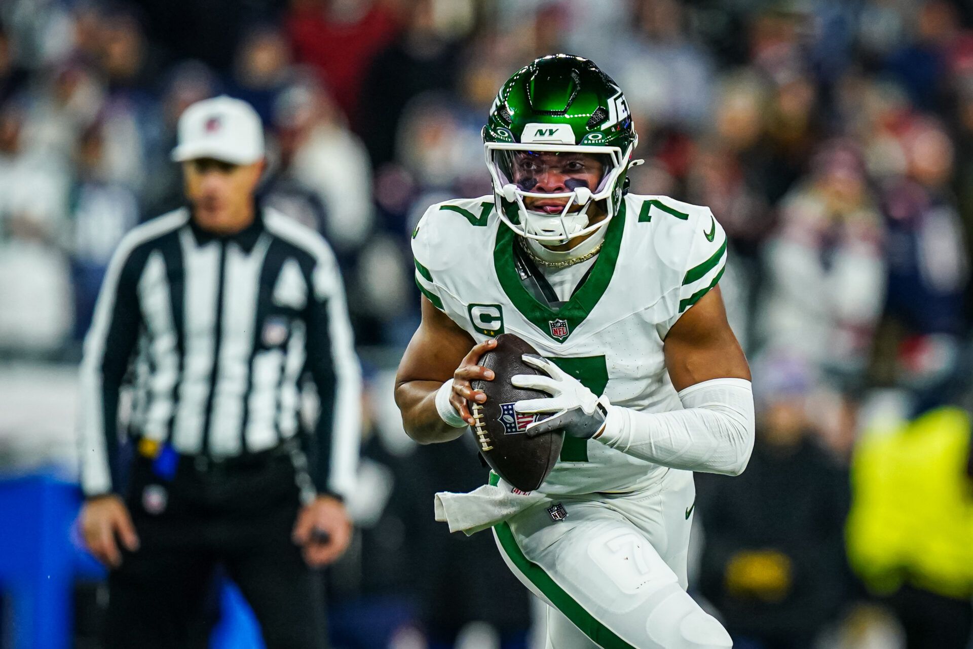 New York Jets quarterback Justin Fields (7) looks to pass the ball against the New England Patriots in the third quarter at Gillette Stadium.