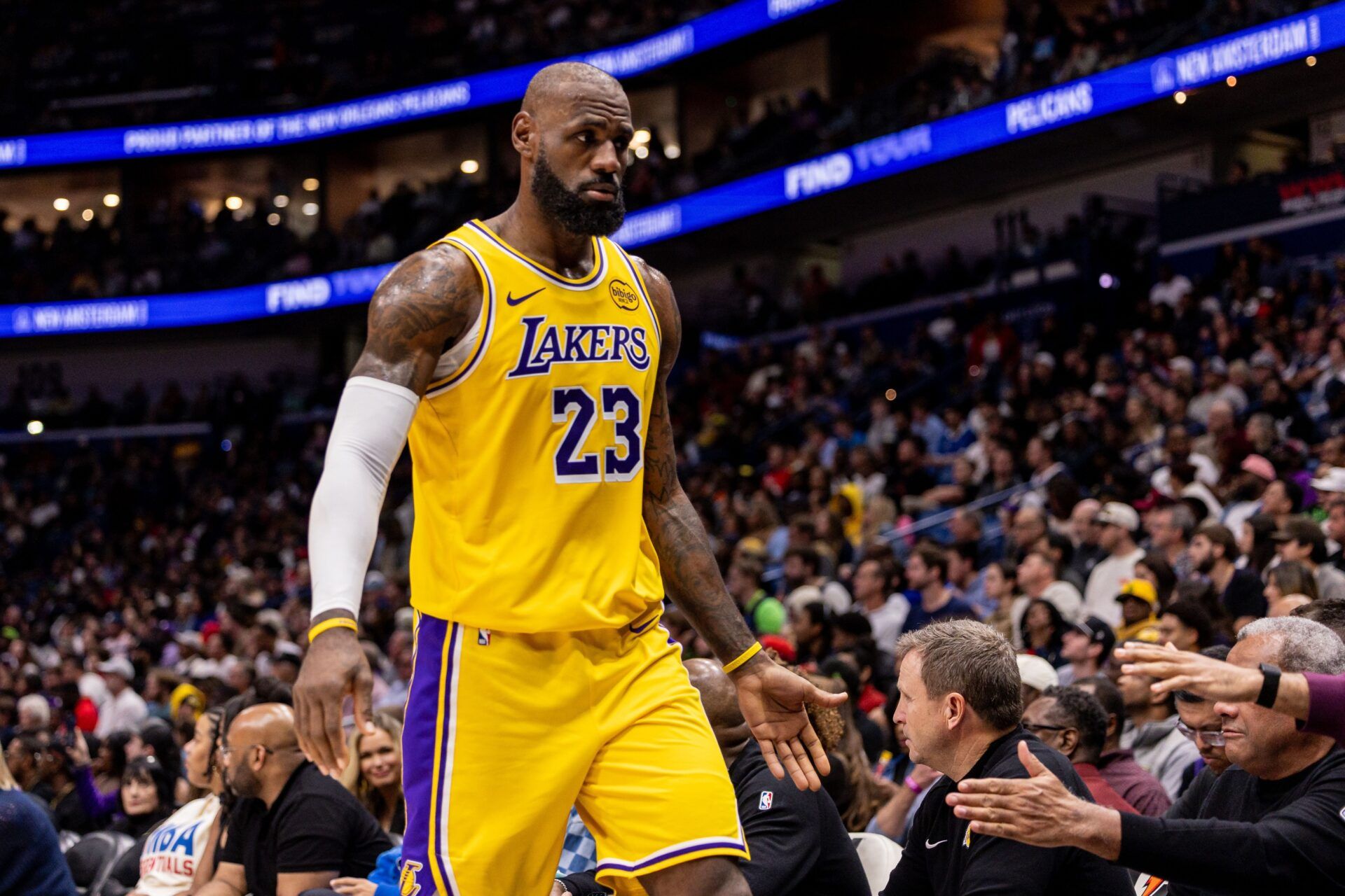 LeBron James retiring? LeBron James missing opening night with Lakers, image size:1920x1280