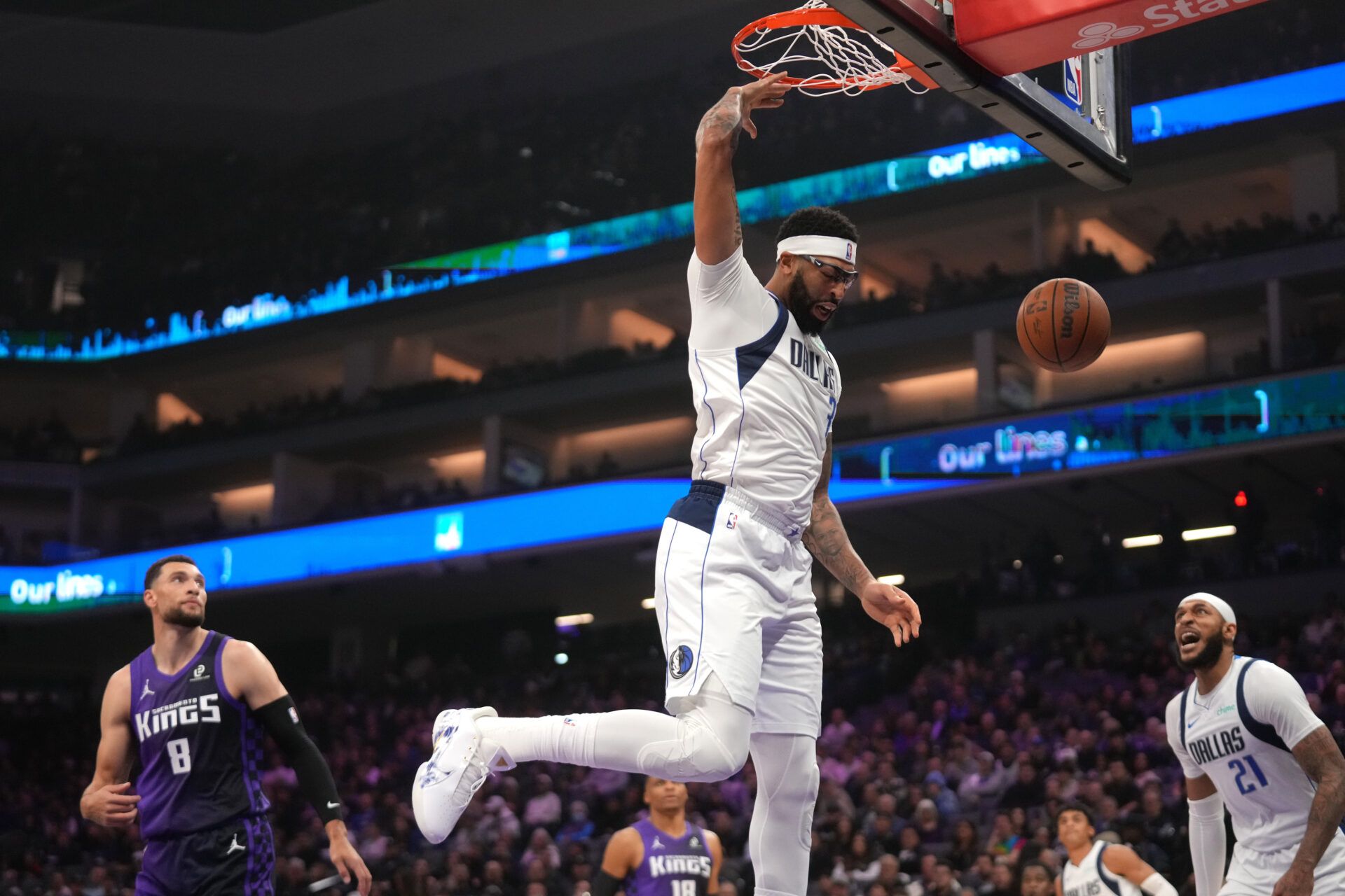 Dallas Mavericks forward Anthony Davis (3) dunks the ball against the Sacramento Kings in the first quarter at the Golden 1 Center.