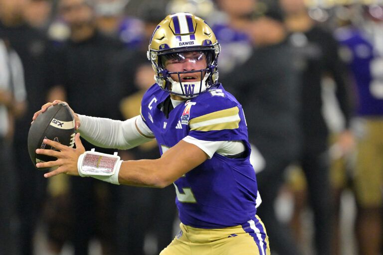Washington Huskies quarterback Demond Williams Jr. (2) sets to pass in the first half of the LA Bowl against the Boise State Broncos at SoFi Stadium.