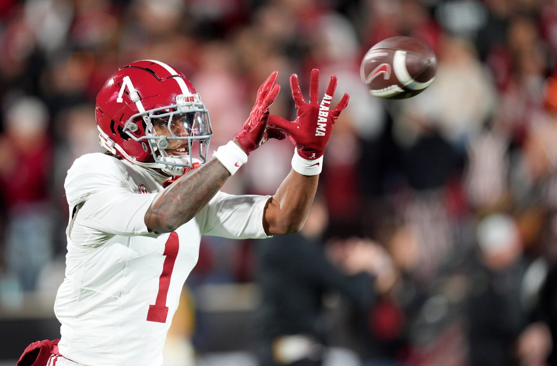 Alabama 's Isaiah Horton (1) warms up before the College Football Playoff game between the University of Oklahoma Sooners (OU) and the Alabama Crimson Tide at the Gaylord Family – Oklahoma Memorial Stadium in Norman, Okla., Friday Dec. 19, 2025.