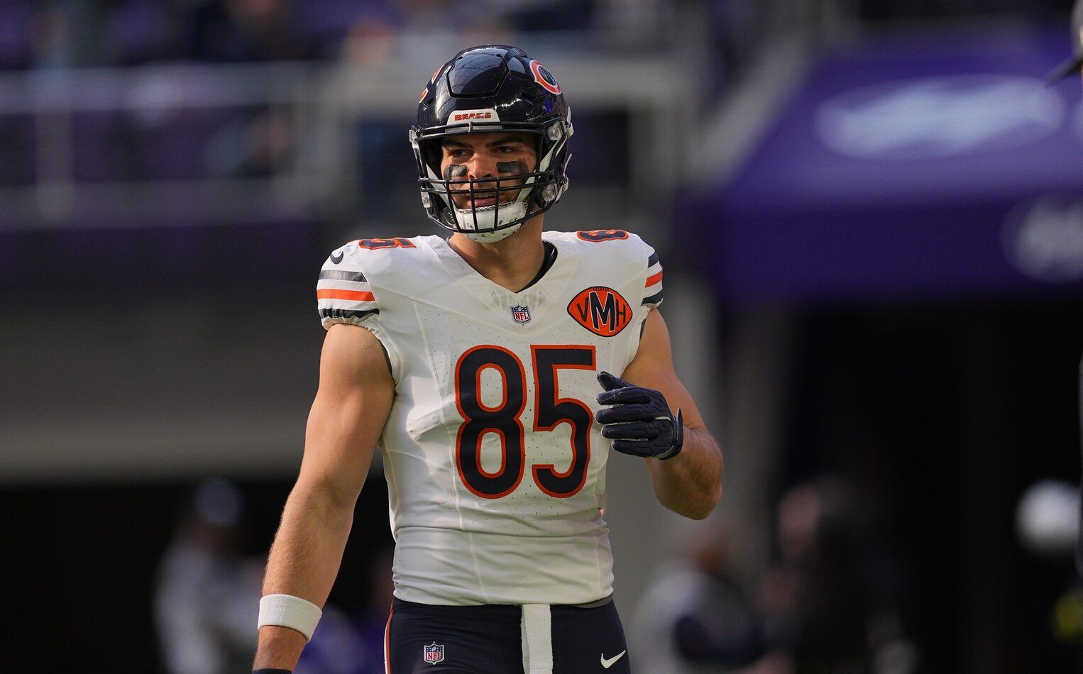 Simone Biles Wears Custom Jonathan Owens Outfit To Bears Game, image size:1526x950